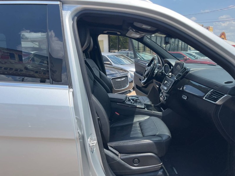 Mercedes-Benz GLS Vehicle Image 24