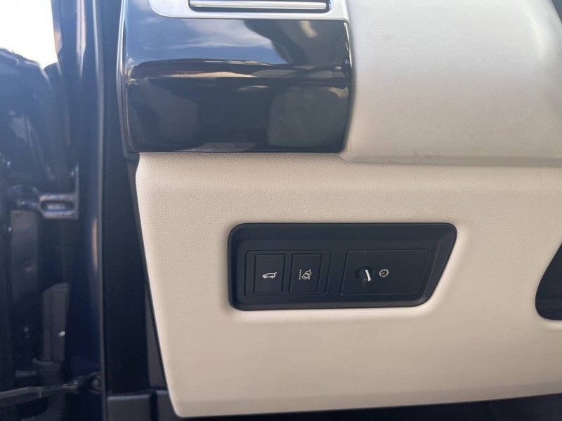 Land Rover Range Rover Vehicle Image 11