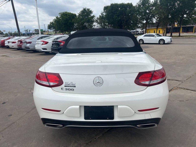 Mercedes-Benz C-Class Vehicle Image 05