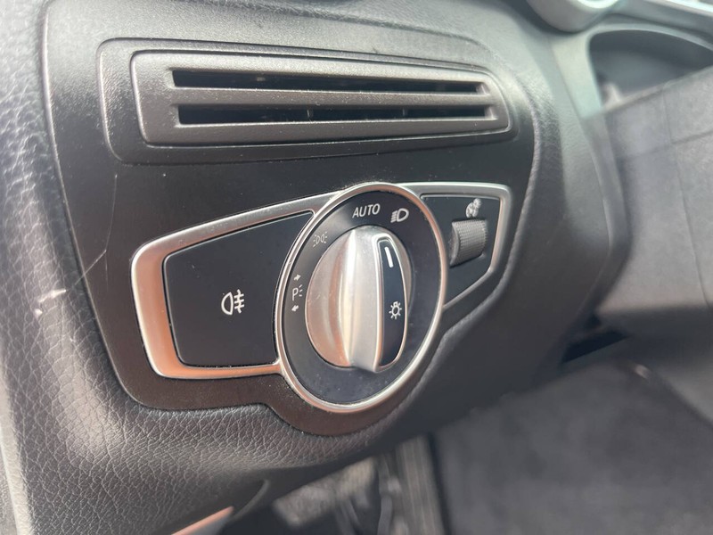 Mercedes-Benz C-Class Vehicle Image 12