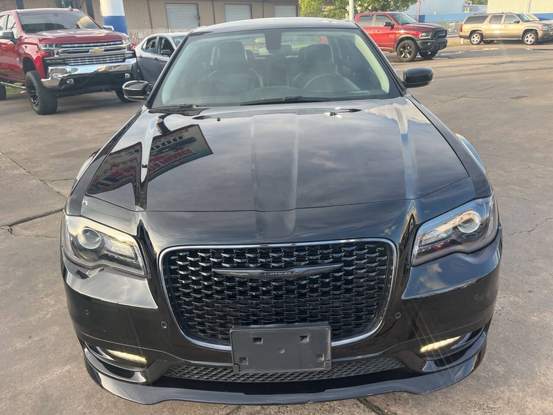 Chrysler 300 Vehicle Image 02