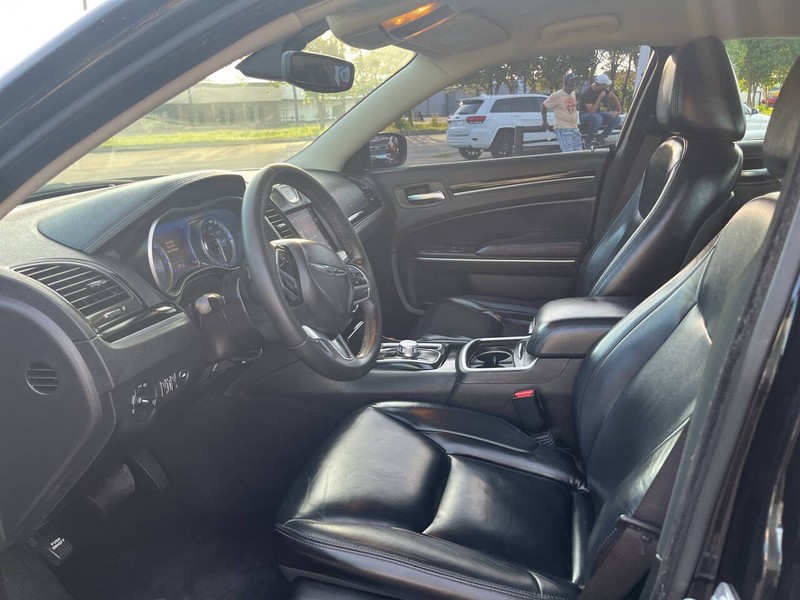 Chrysler 300 Vehicle Image 08