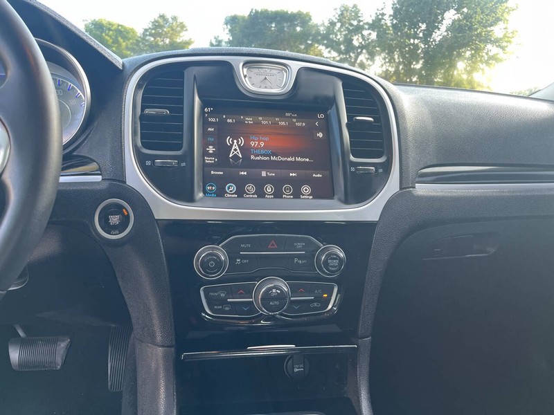 Chrysler 300 Vehicle Image 10
