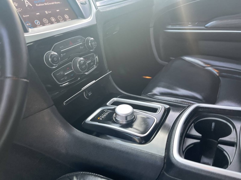 Chrysler 300 Vehicle Image 12