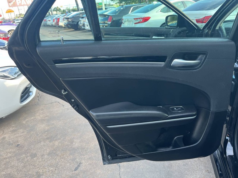 Chrysler 300 Vehicle Image 13