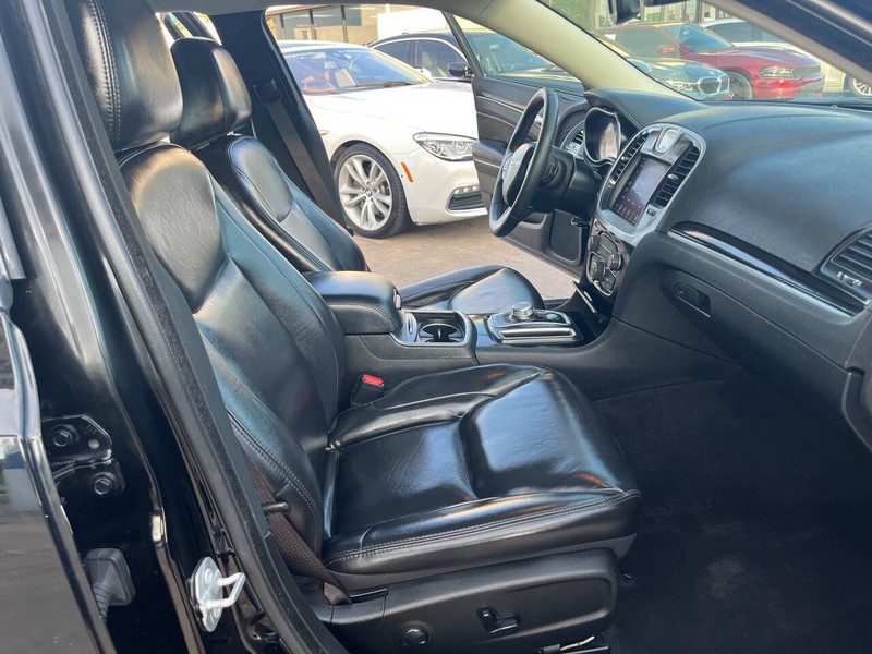 Chrysler 300 Vehicle Image 18