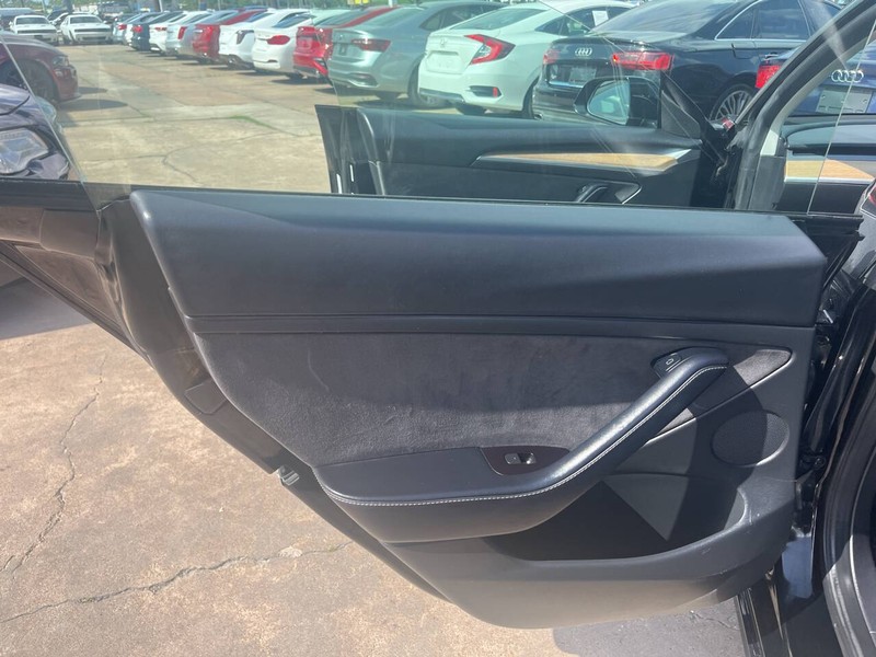 Tesla Model 3 Vehicle Image 12