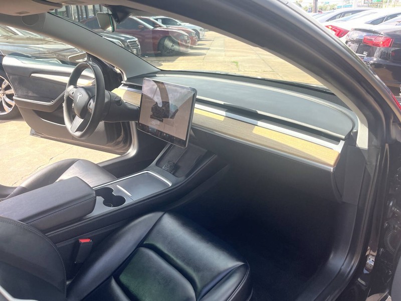 Tesla Model 3 Vehicle Image 28