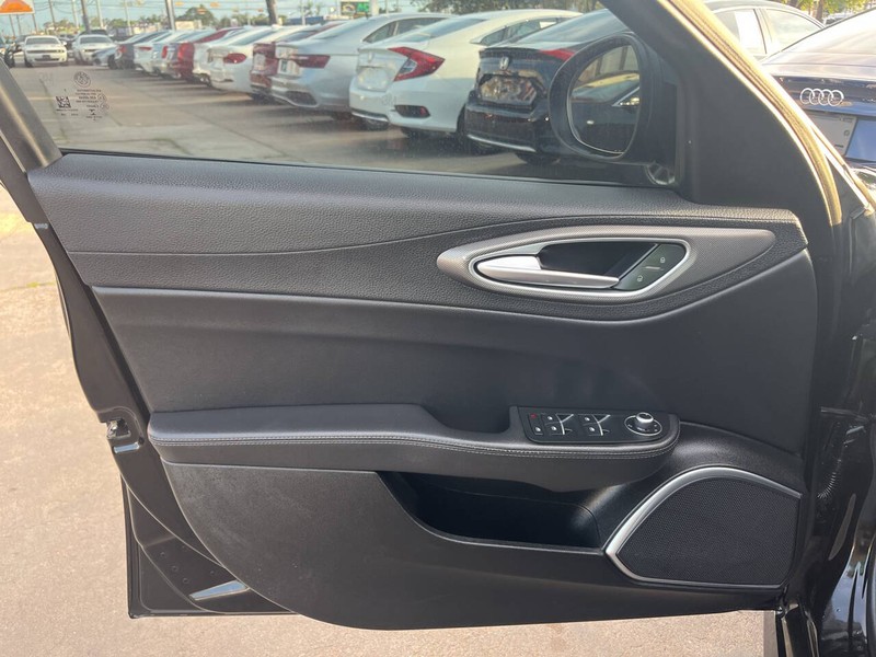 Alfa Romeo Giulia Vehicle Image 05