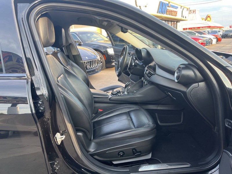 Alfa Romeo Giulia Vehicle Image 18