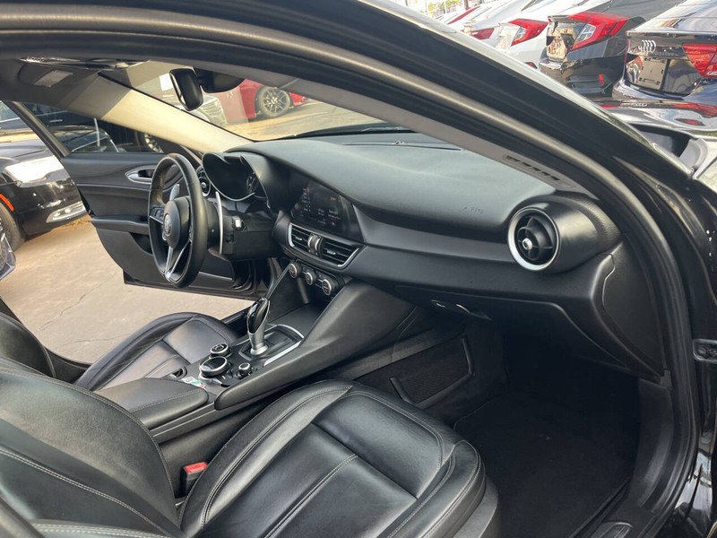 Alfa Romeo Giulia Vehicle Image 19