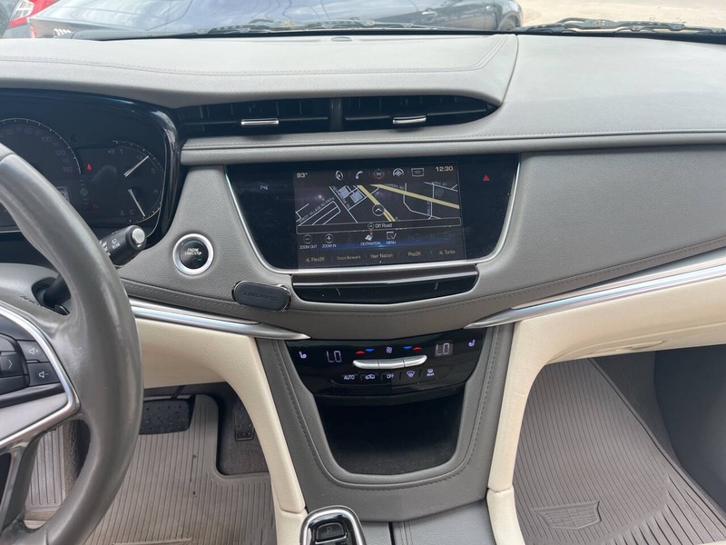 Cadillac XT5 Vehicle Image 12