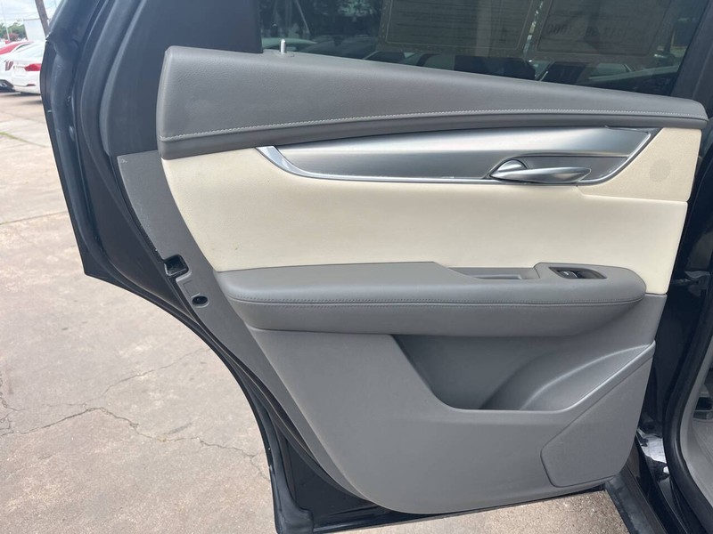 Cadillac XT5 Vehicle Image 16