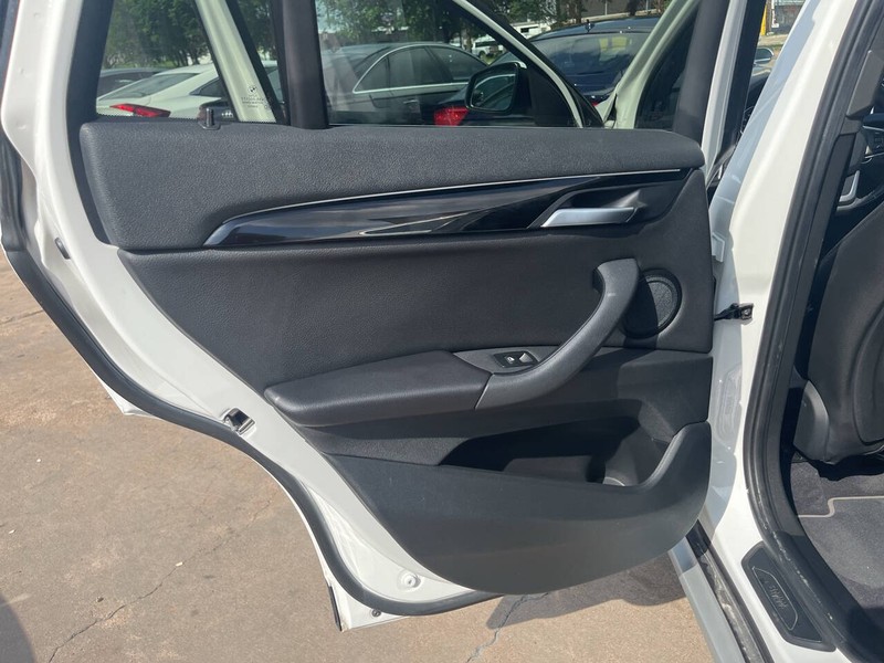 BMW X1 Vehicle Image 16