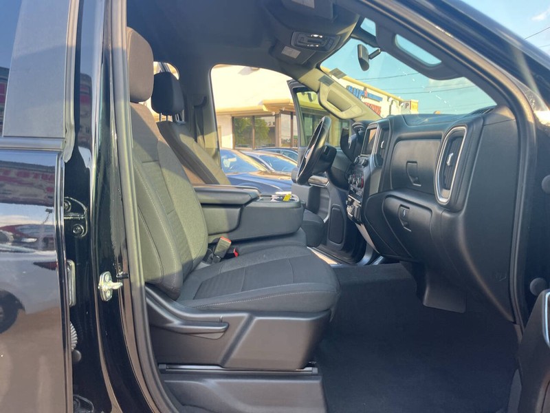 Chevrolet Silverado 2500HD Vehicle Image 19