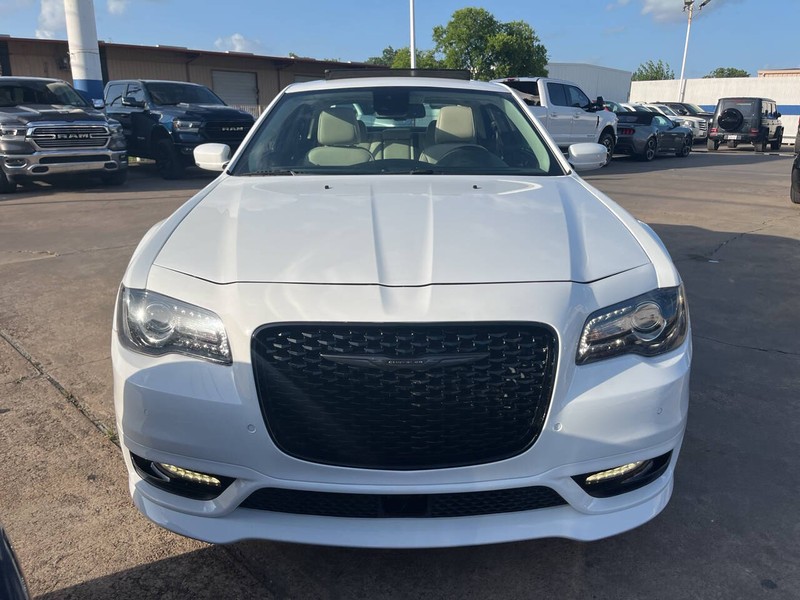 Chrysler 300 Vehicle Image 03