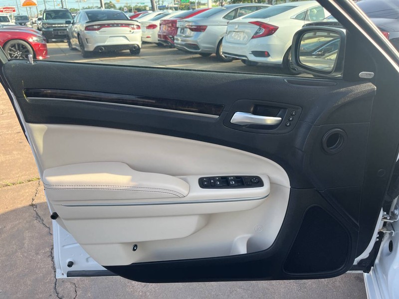Chrysler 300 Vehicle Image 08