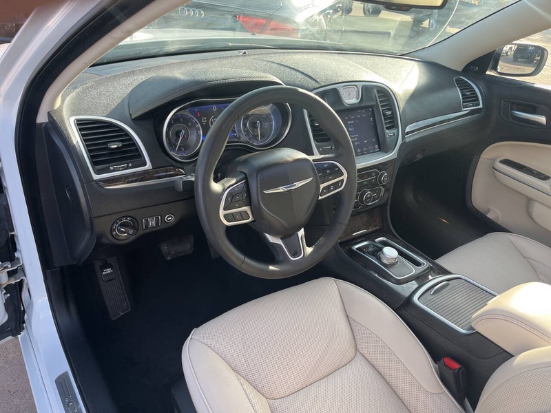 Chrysler 300 Vehicle Image 10