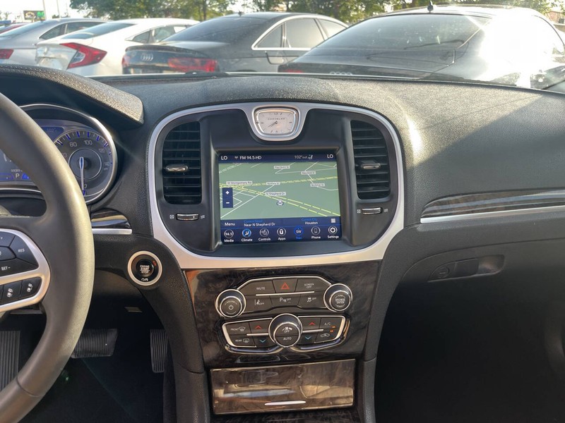 Chrysler 300 Vehicle Image 11