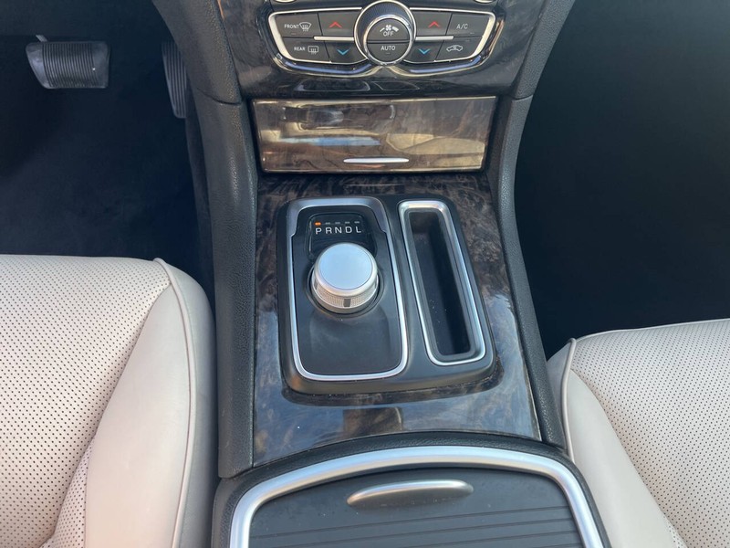Chrysler 300 Vehicle Image 12