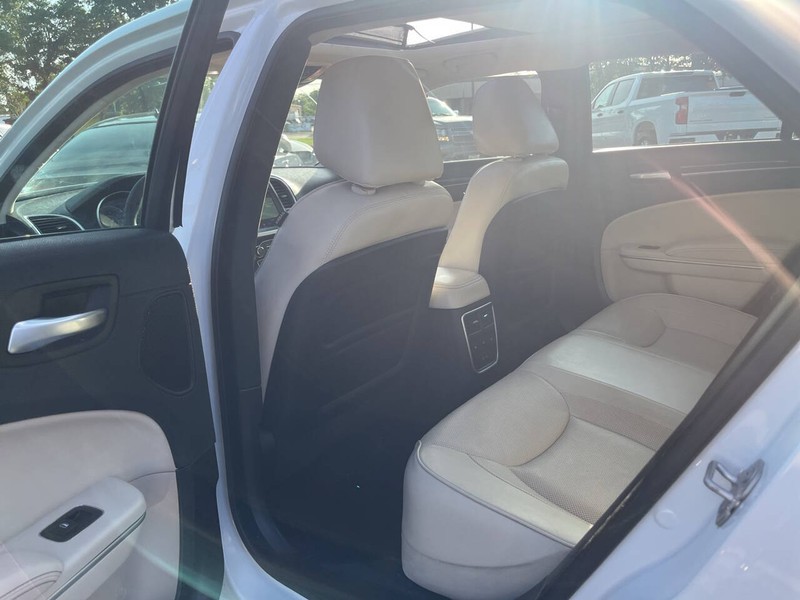 Chrysler 300 Vehicle Image 17