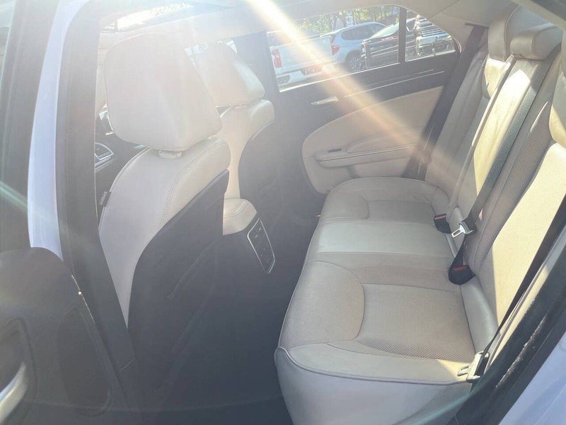 Chrysler 300 Vehicle Image 18