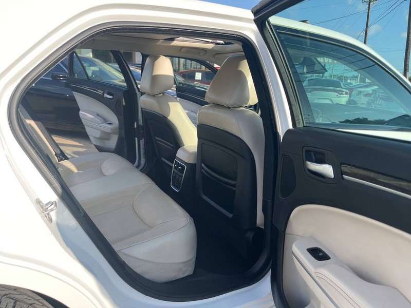 Chrysler 300 Vehicle Image 21