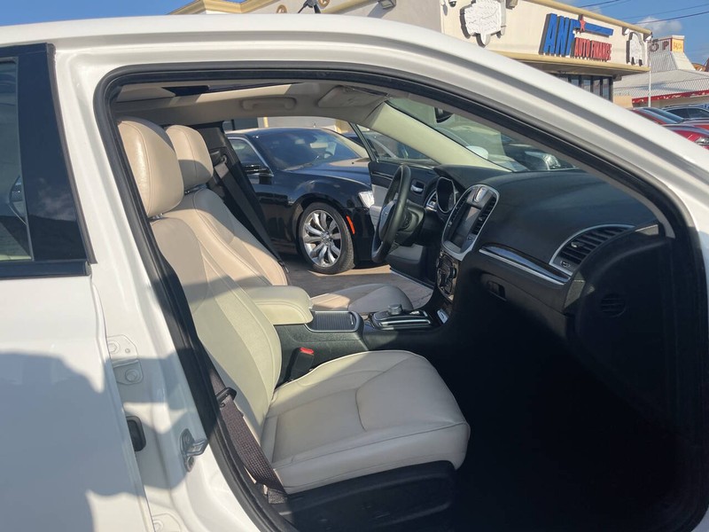 Chrysler 300 Vehicle Image 24