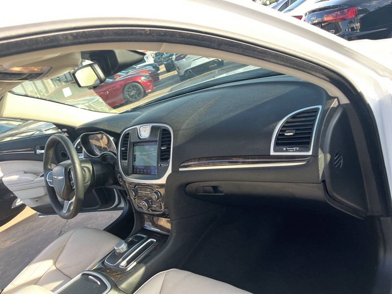 Chrysler 300 Vehicle Image 25