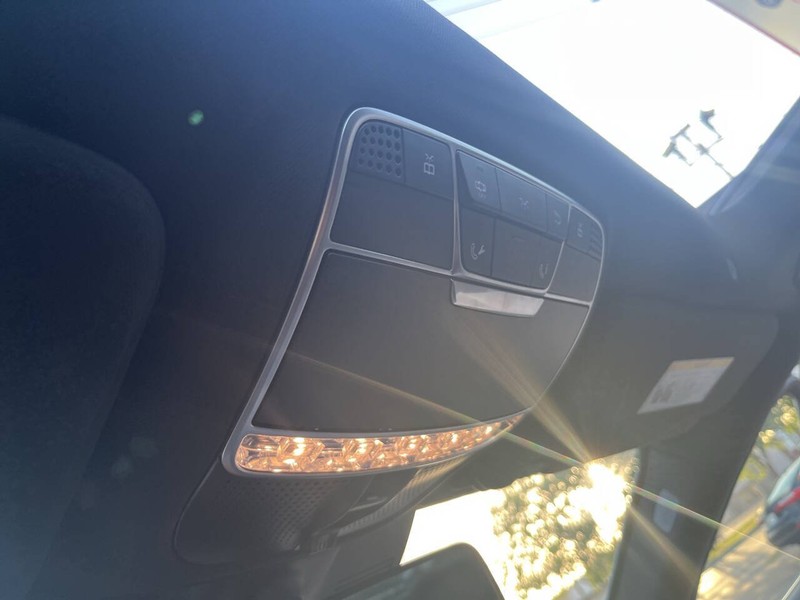 Mercedes-Benz S-Class Vehicle Image 17