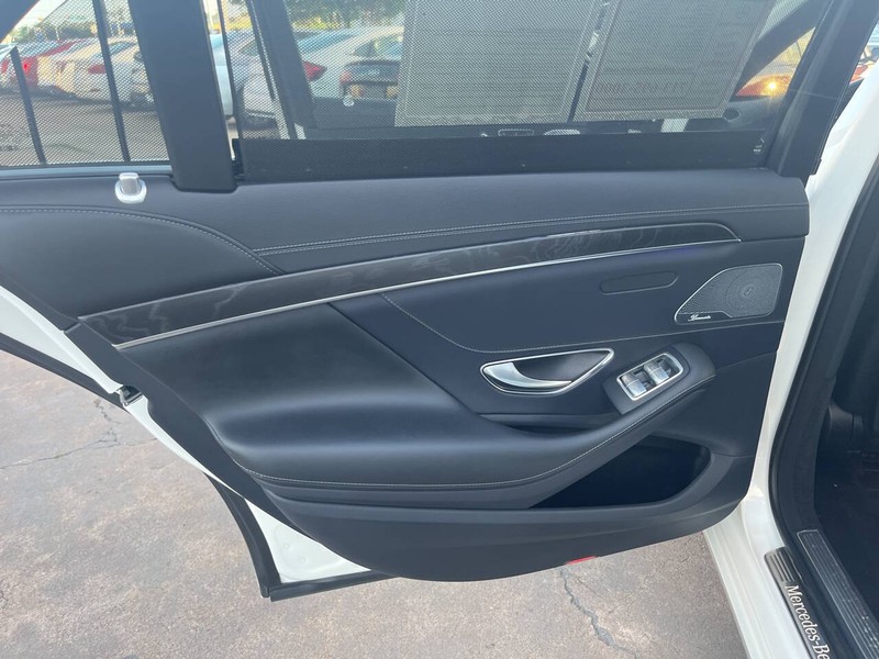 Mercedes-Benz S-Class Vehicle Image 18