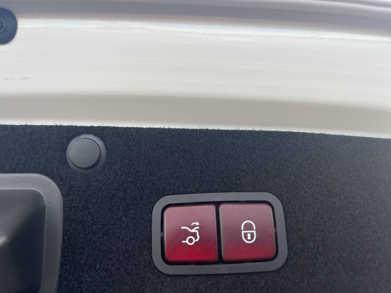 Mercedes-Benz S-Class Vehicle Image 21