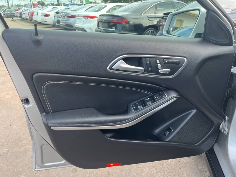 Mercedes-Benz GLA Vehicle Image 08