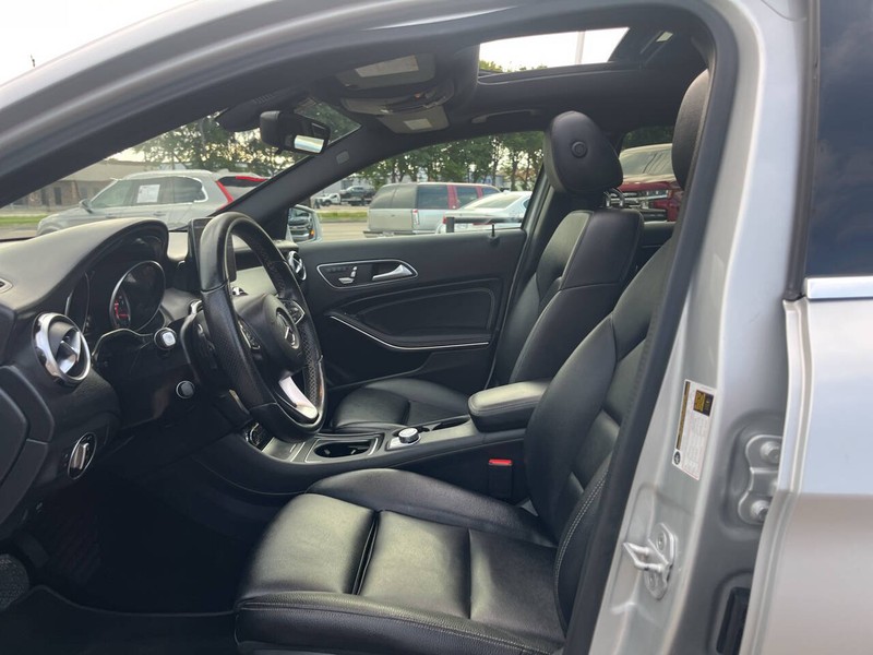 Mercedes-Benz GLA Vehicle Image 09