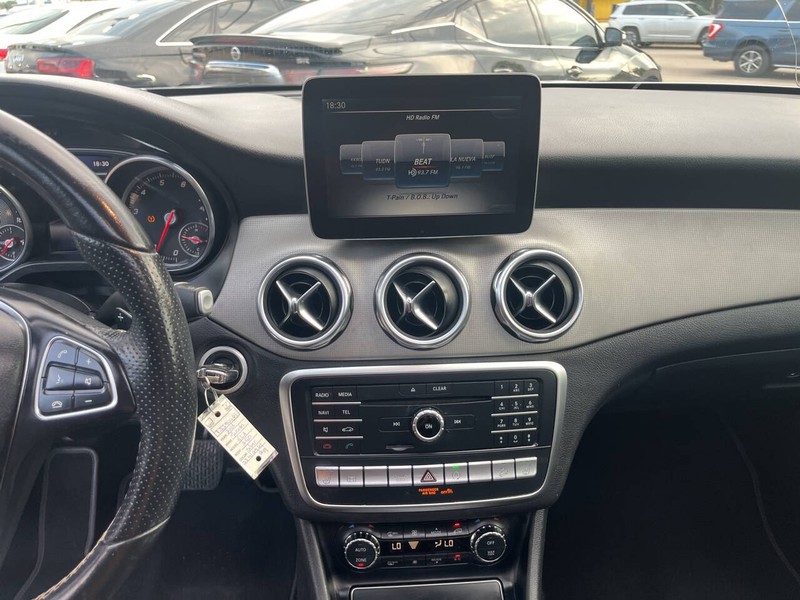 Mercedes-Benz GLA Vehicle Image 14