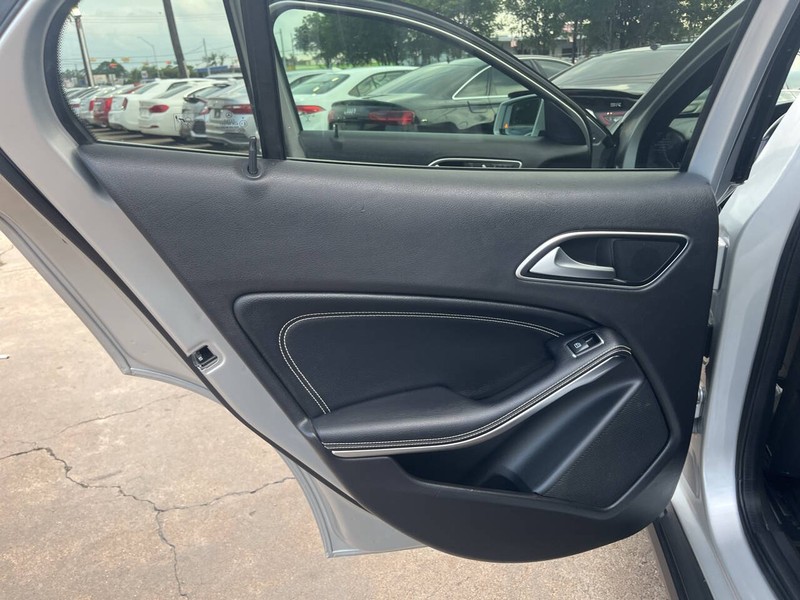Mercedes-Benz GLA Vehicle Image 19