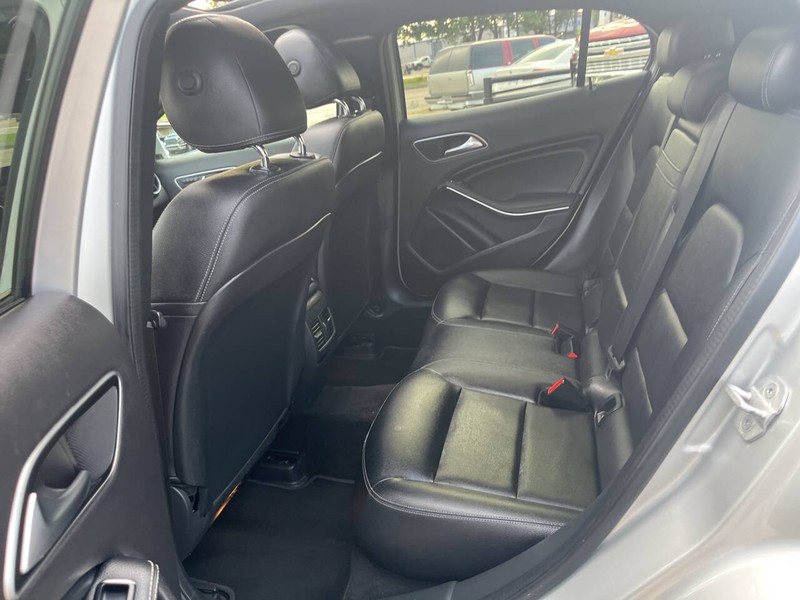 Mercedes-Benz GLA Vehicle Image 21