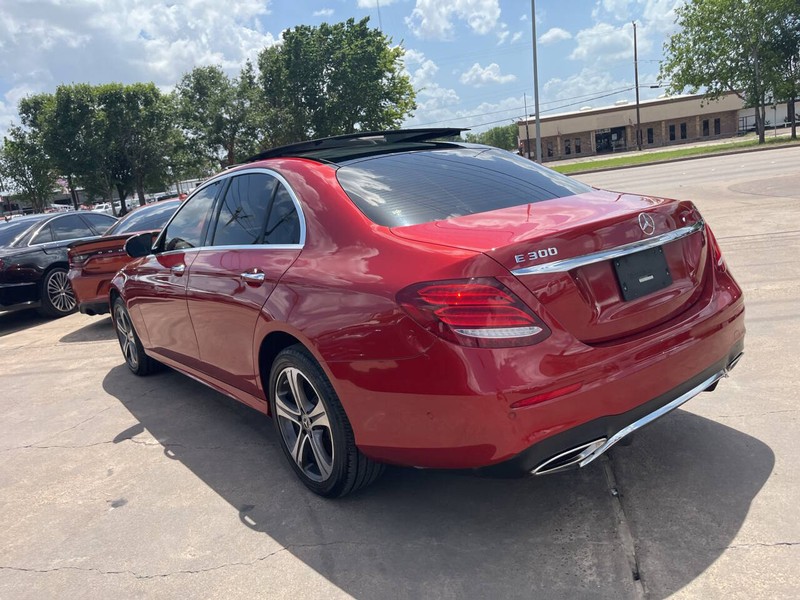 Mercedes-Benz E-Class Vehicle Image 05