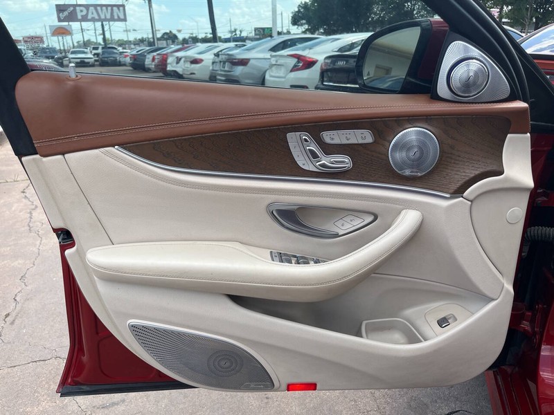 Mercedes-Benz E-Class Vehicle Image 06