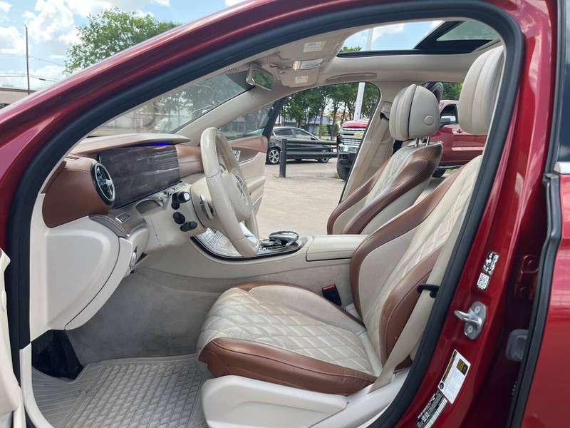 Mercedes-Benz E-Class Vehicle Image 08