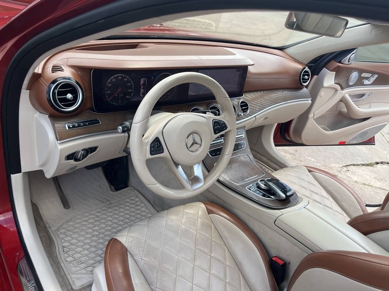 Mercedes-Benz E-Class Vehicle Image 09