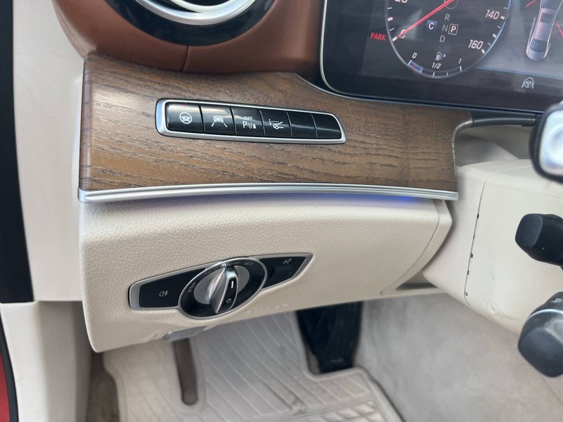 Mercedes-Benz E-Class Vehicle Image 10