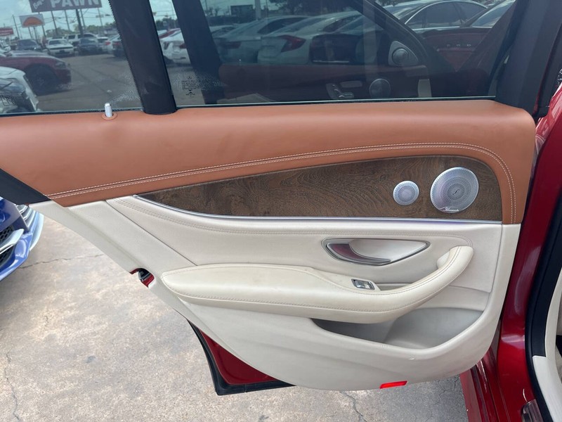 Mercedes-Benz E-Class Vehicle Image 20