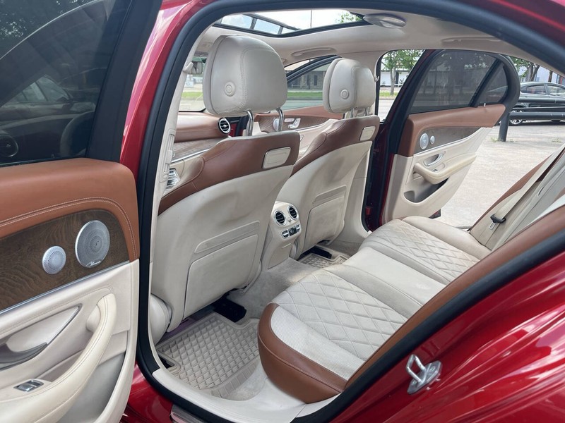 Mercedes-Benz E-Class Vehicle Image 21