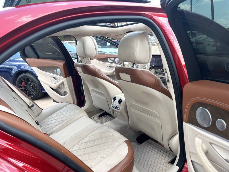 Mercedes-Benz E-Class Vehicle Image 25