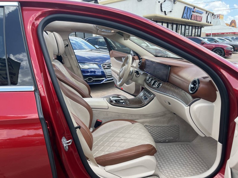 Mercedes-Benz E-Class Vehicle Image 27
