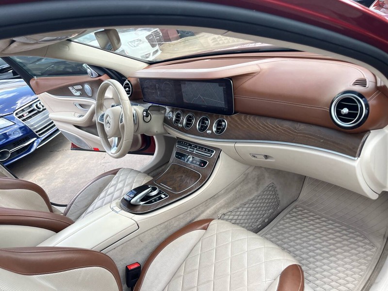 Mercedes-Benz E-Class Vehicle Image 28