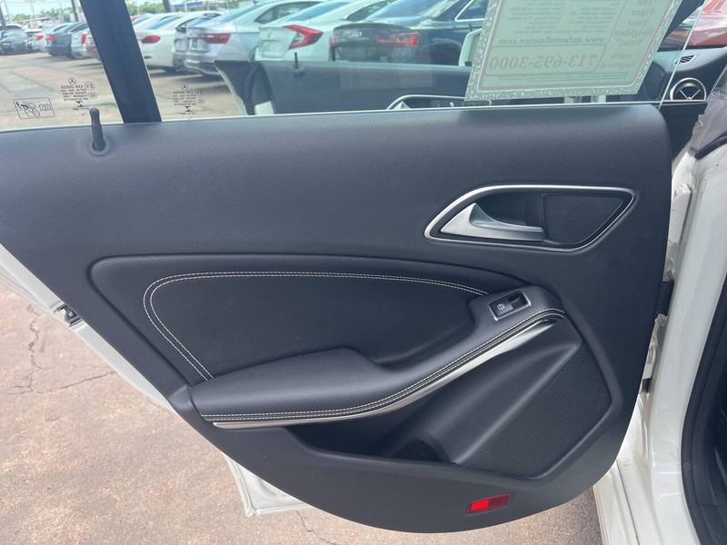 Mercedes-Benz CLA Vehicle Image 17
