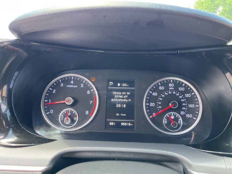 Kia K5 Vehicle Image 12