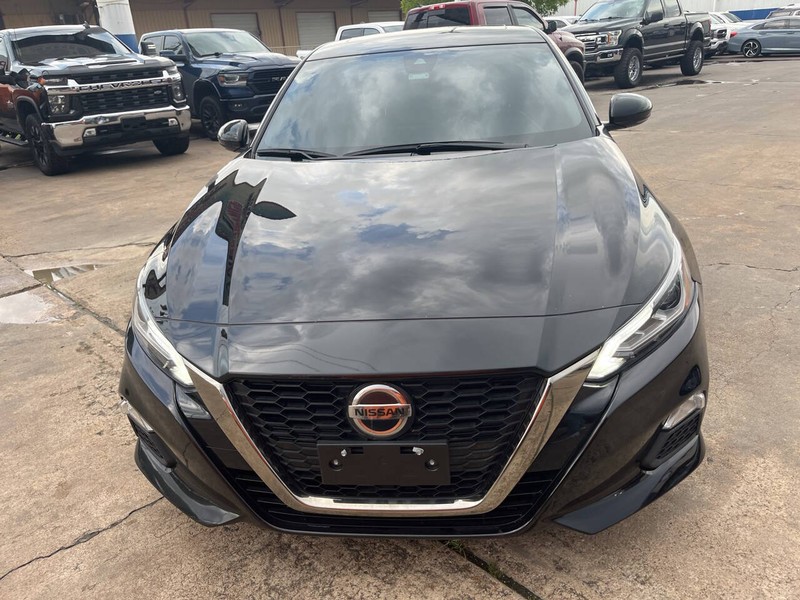 Nissan Altima Vehicle Image 02